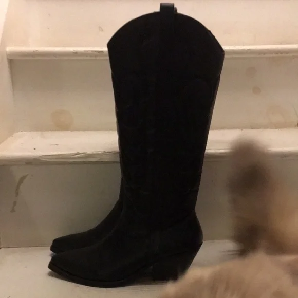 Women's Black Pointed-Toe Western Knee-High Heeled Boots - Picture 9 of 17